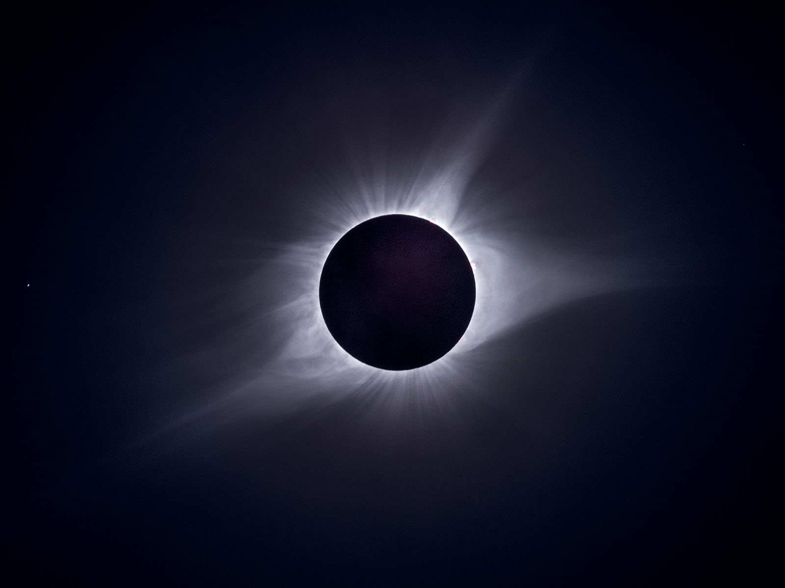 Солнечное затмение 2026 года. Солнечное затмение. Чёрный карлик звезда. Затмение звезды. Черное солнце.